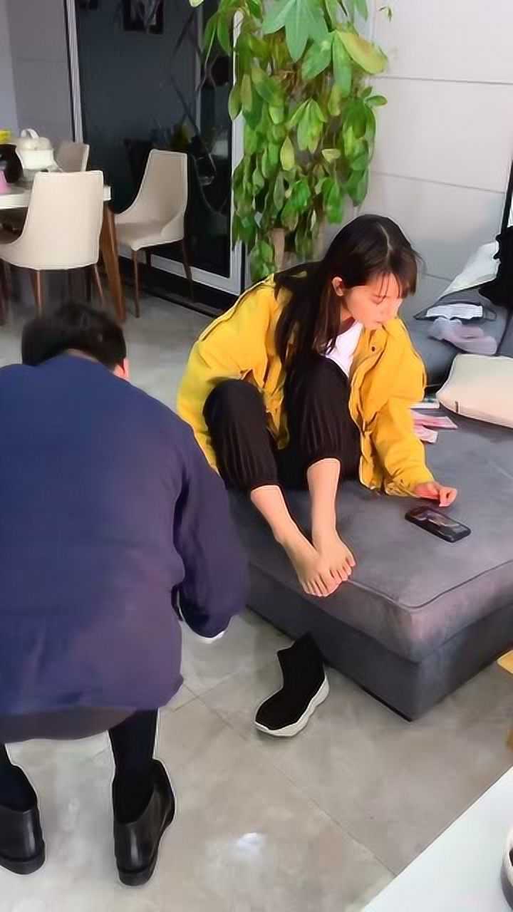 这就是臭袜子乱丢的后果让你闻个够