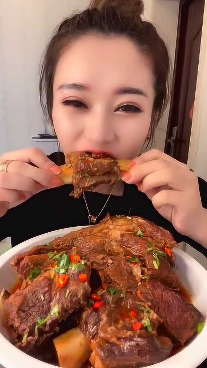 美女吃播吃酱牛排,美女真是太会吃,看饿了