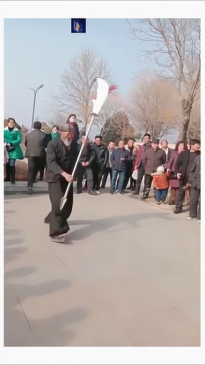 农村的白胡子老爷爷耍起青龙偃月刀有一股晚年关羽的气势