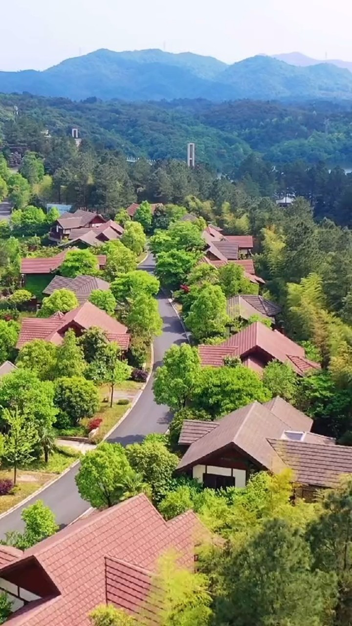 宁国恩龙世界木屋村位于皖南川藏线北入口毗邻长三角旅游圈和安徽两山