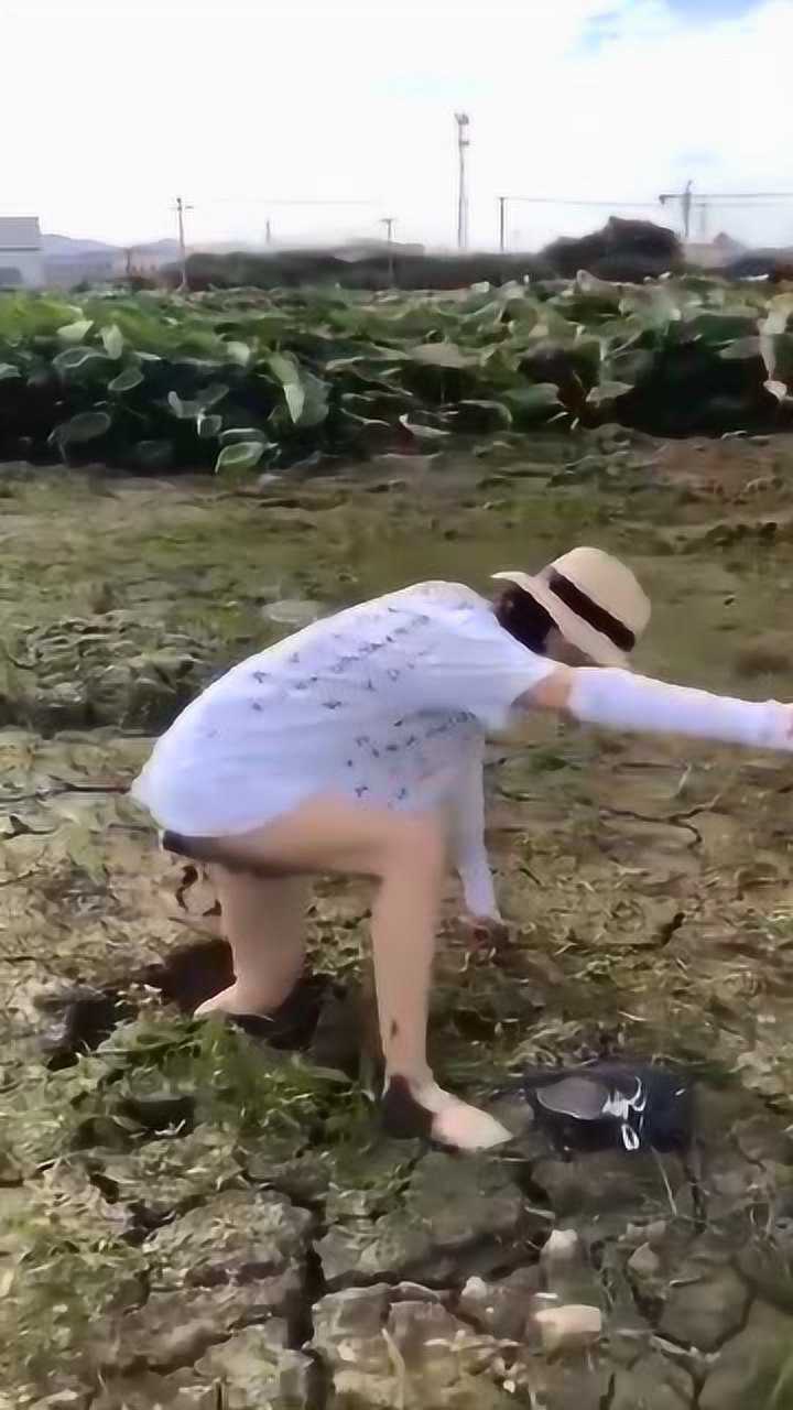 姑娘陷入沼泽地，拼了命才爬出来，太惊险了！_高清