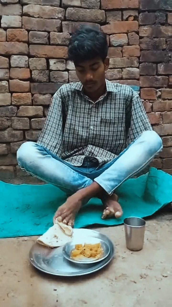 印度的残疾人,竟然用脚也可以吃饭