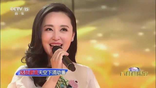 周旋演唱风吹麦浪,歌词有种诗歌般的沧桑情怀,真挚优美