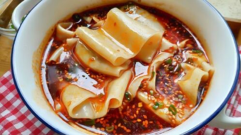 特色红油宽面,加入豌豆淀粉,使面条在口感上更多了一些爽滑