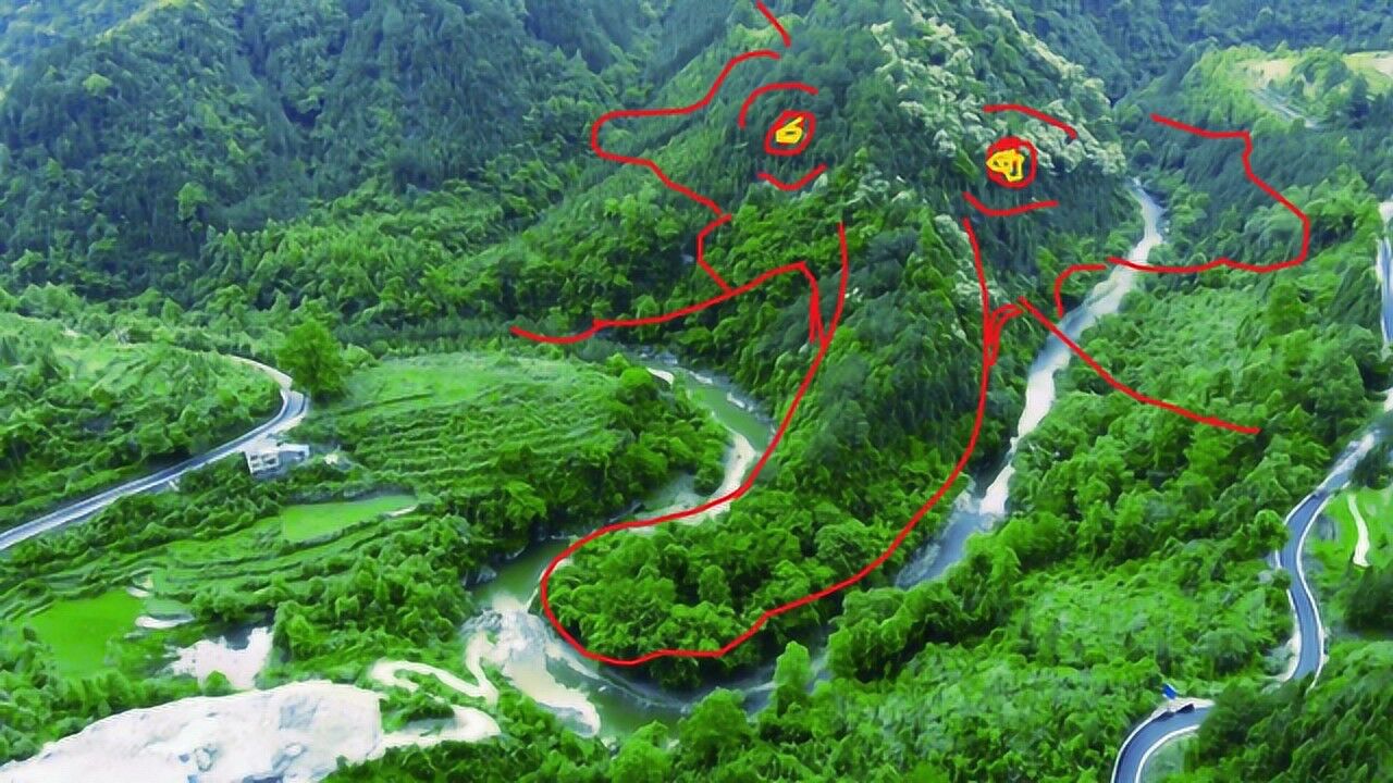 此处象鼻搅水之地大象鼻子伸进河里戏水非常独特的形状