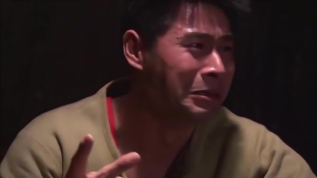 三个男人在一起喝醉酒直扇自己耳光骂自己不是人