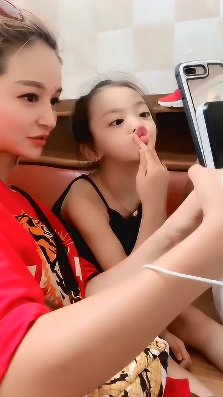 焱娃娃和妈妈拍照撅着小嘴妈妈都被逗笑了真是太好玩了