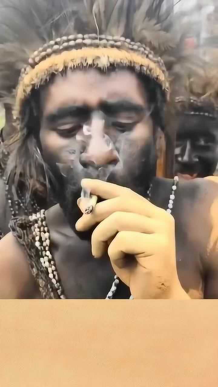 实拍非洲野人休闲的时候当他拿起打火机点烟的那一刻我笑喷了