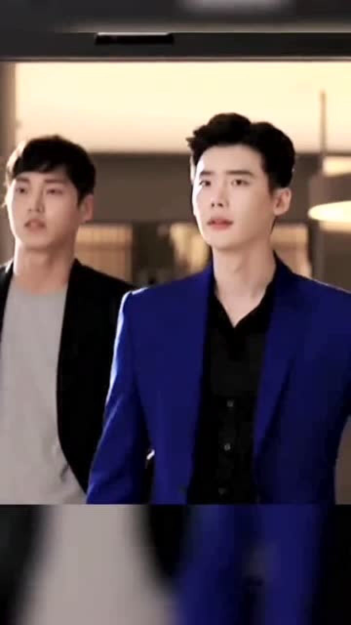 w两个世界李钟硕二硕的蓝色西装别样风格
