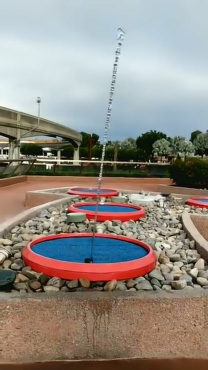 难得一见的跳跳泉,真是像小孩子一样顽皮,发明者一定很会玩