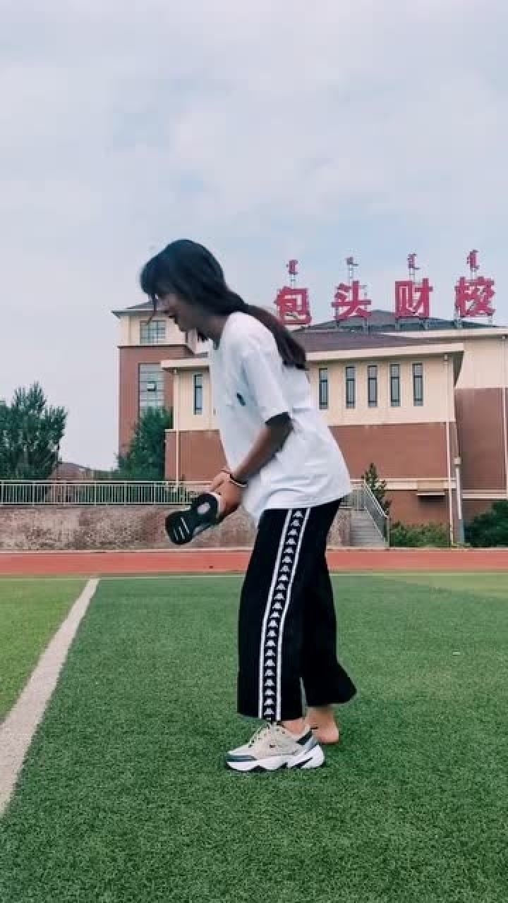 我们的快乐就是这么简单,脱掉鞋子跑才叫舒服
