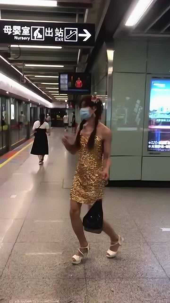 男扮女装人皮外套女图片