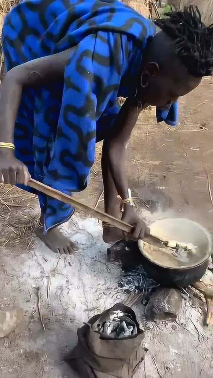 非洲原始部落做饭,脚直接踩在火里,难道不疼吗!