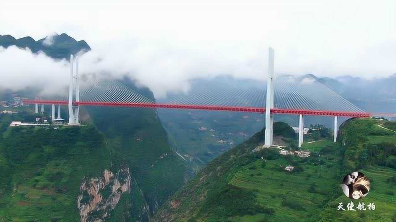 上帝視角航拍雲南貴州交界的峽谷大橋北盤江大橋