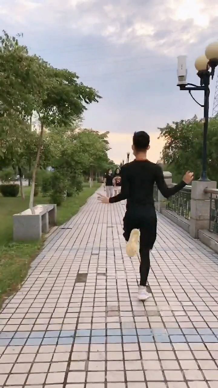 跑步锻炼身体好,你比文松还文松!
