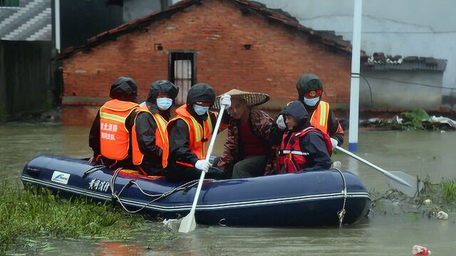 湖北黄冈持续暴雨 被困群众安全转移