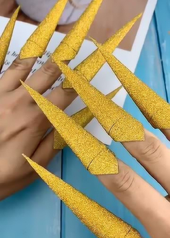 九阴白骨爪是我们小时候最爱玩的游戏,今天来教大家如何折出延长的