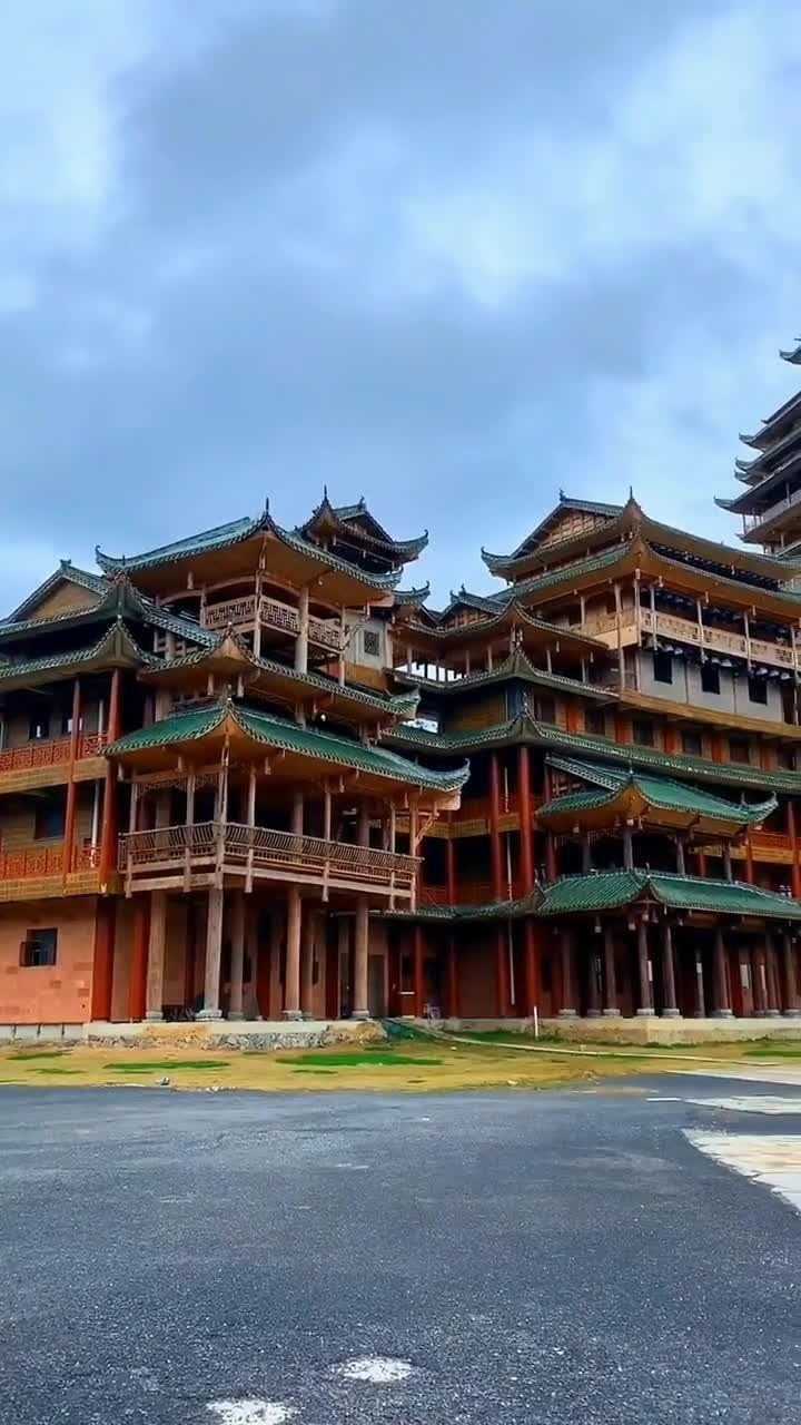 给你们看看少数民族的房子特别漂亮而且他们都住在一起