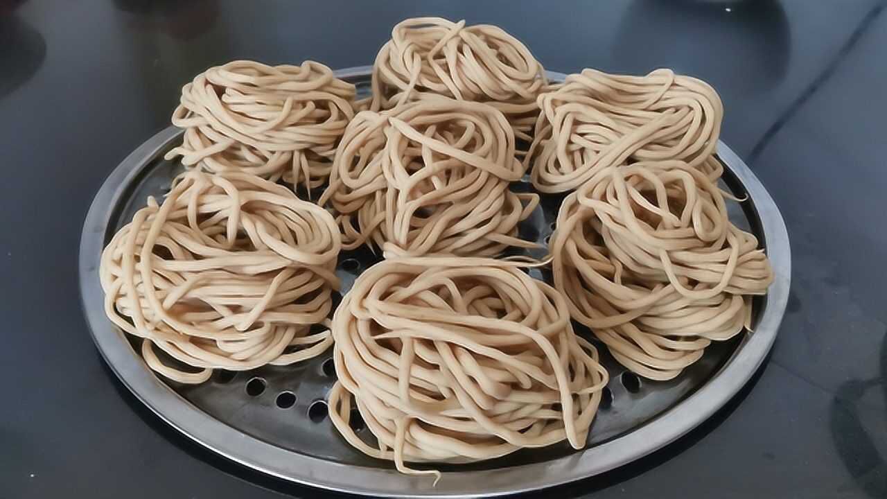 山西人最爱吃的莜面绳,山西阿姨教你做,开水一烫一搓,浓浓家乡味儿