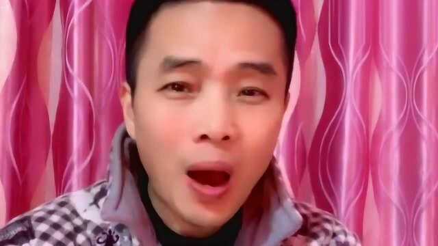 大哥学唱曲剧《卷席筒》表情很入戏,演唱的真不赖!