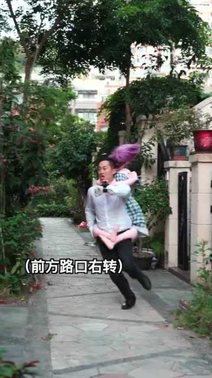 我的天！滴滴车司机居然还有背人这服务。_腾讯视频