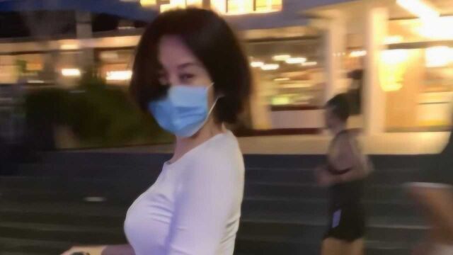 许晴夜走锻炼被偶遇 生图前凸后翘状态超能打