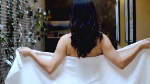 美女浴室大秀身材竟一把扯下浴巾真是太惊艳了