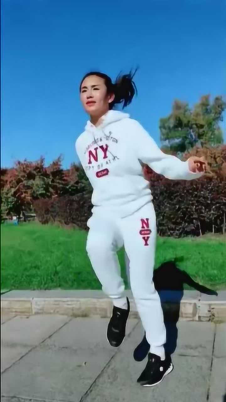 东北丹丹大美女独跳广场舞,那舞步还是那么霸气!
