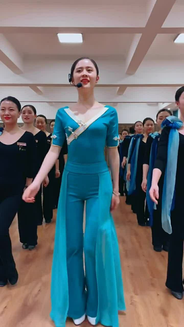 摆臂训练让你在生活中走出优雅的气质让你气场十足