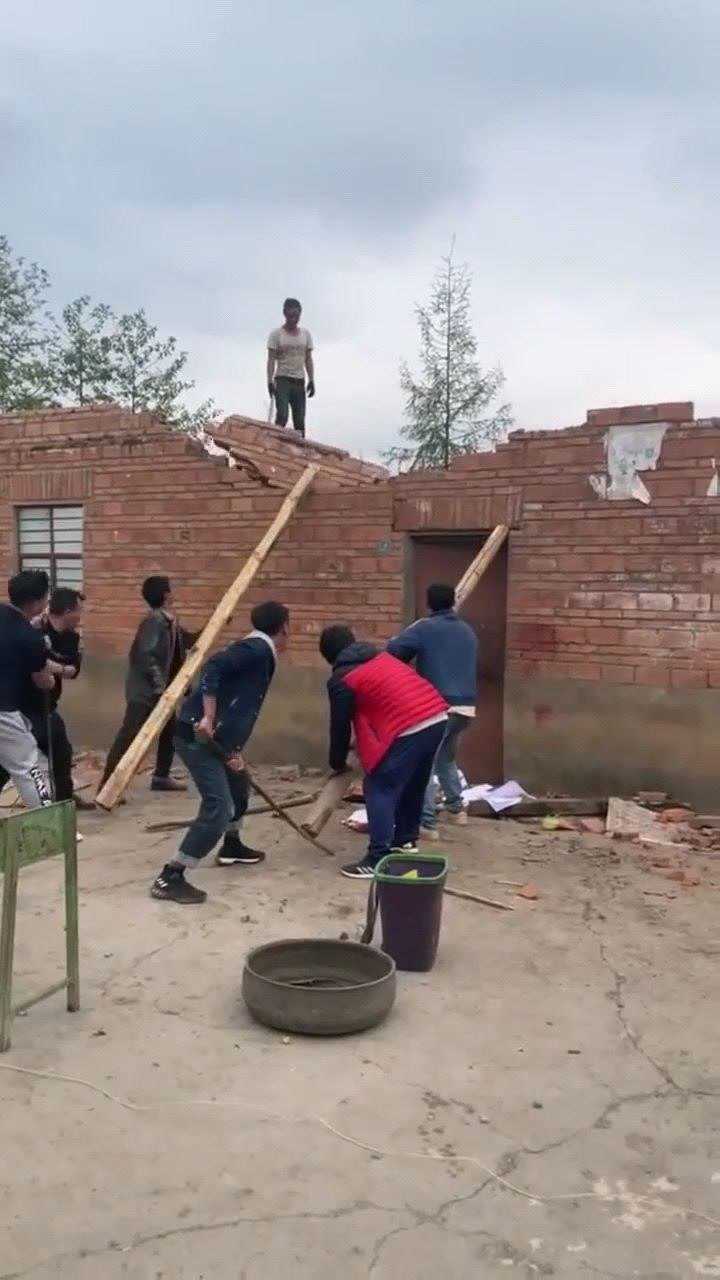 墙倒众人推,这句话说的对,好好的墙这么没了!