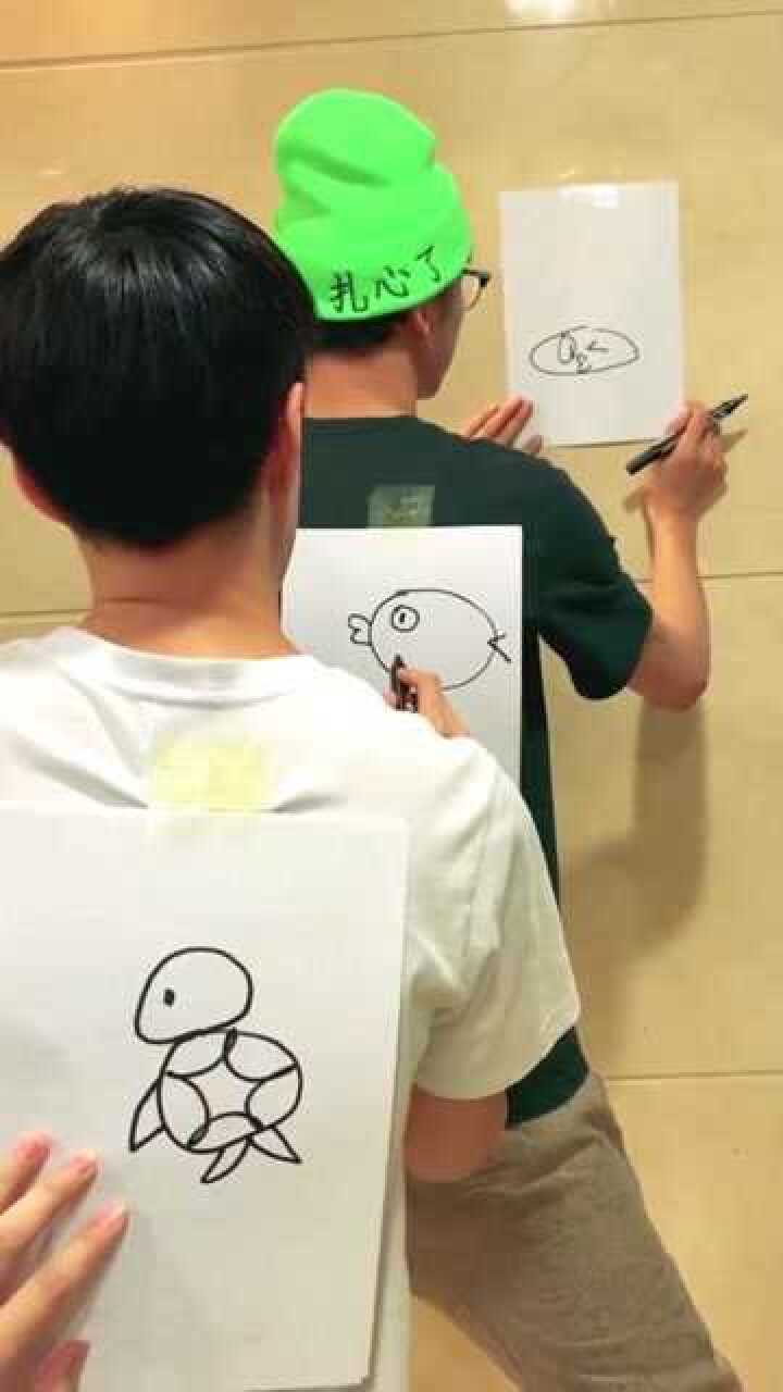 后背画画传画筒一只乌龟变成了粑粑小哥帽子很别致
