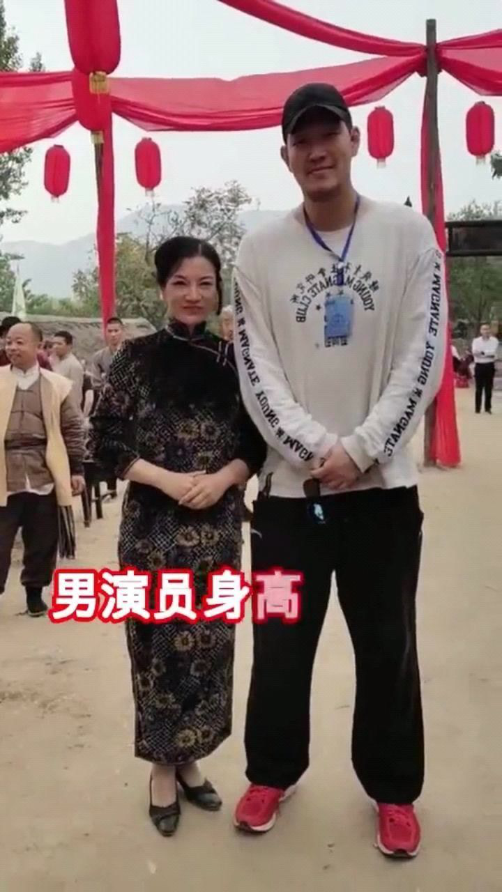 女一号才一米九,男演员身高超过姚明,这么站一块差距还是很大!