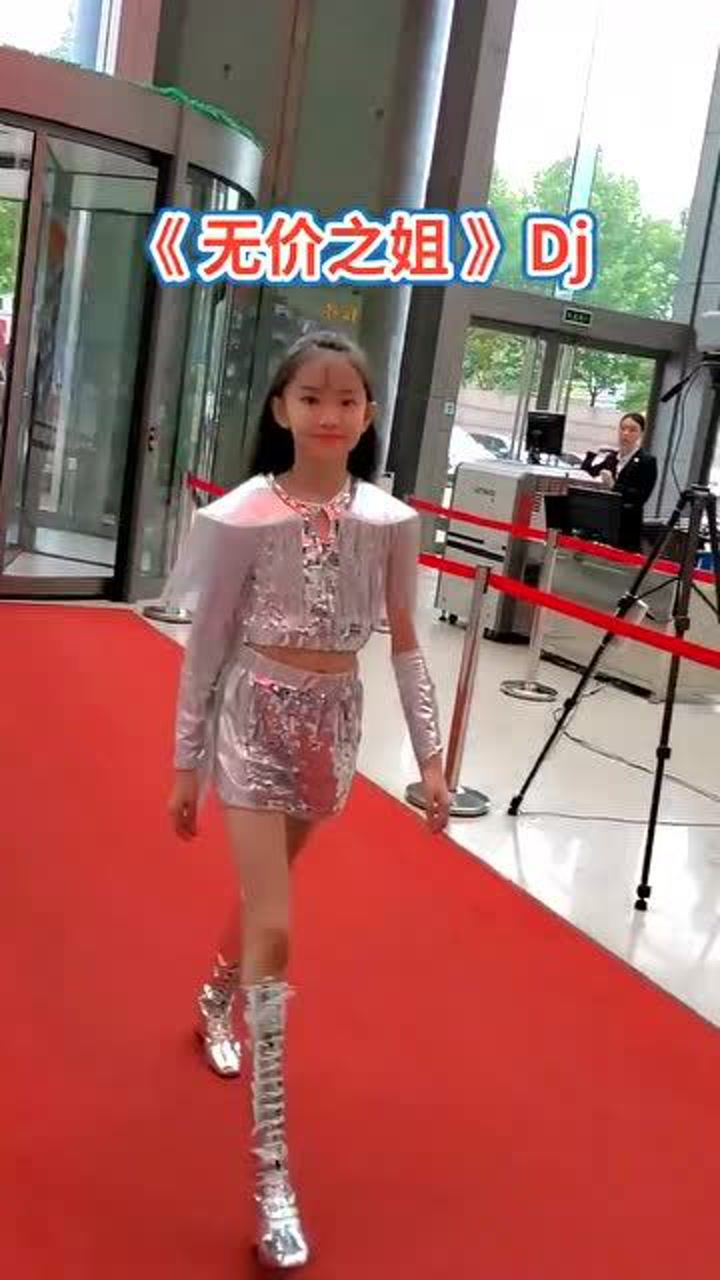 童模宋小睿一身银色紧身衣露出又细又长的腿真是太好看了