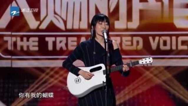 阿肆即兴表演《无语伦比的美丽》声音空灵带来勇气