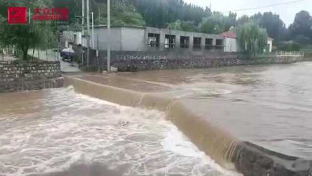 淄博两区县降下暴雨,淄河河水汹涌