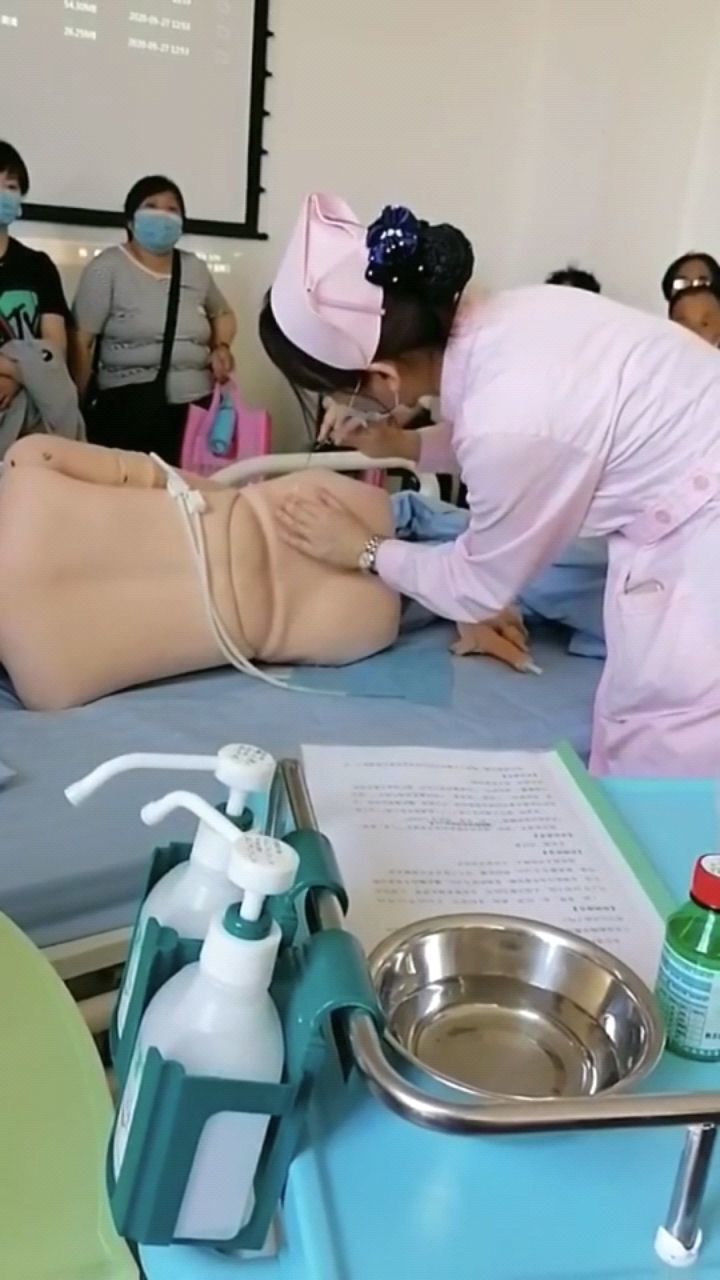 护士给乡村医生教学打针,步骤非常详细,隔着屏幕都学会了