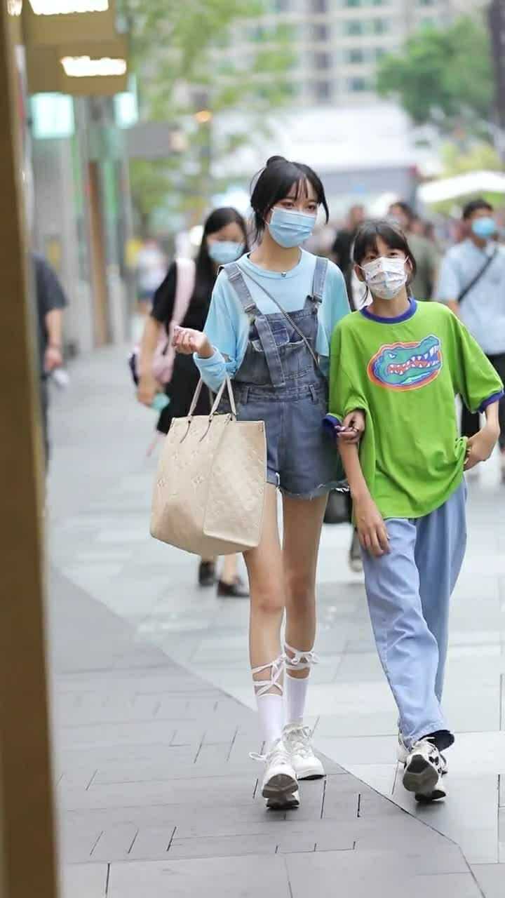 陈意礼这腿是真实的存在吗,又长又细直,真让人羡慕