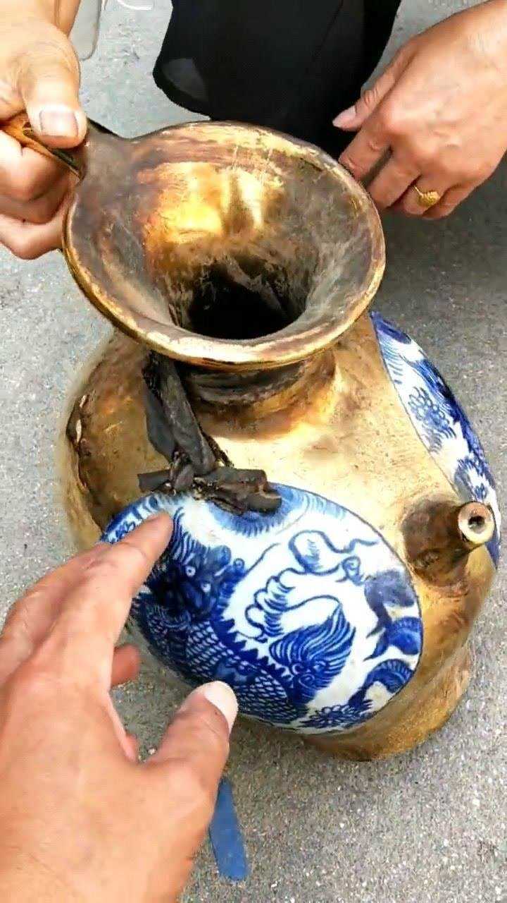 乾隆皇帝的尿壶咱也不知是真是假看着倒是挺有派头的