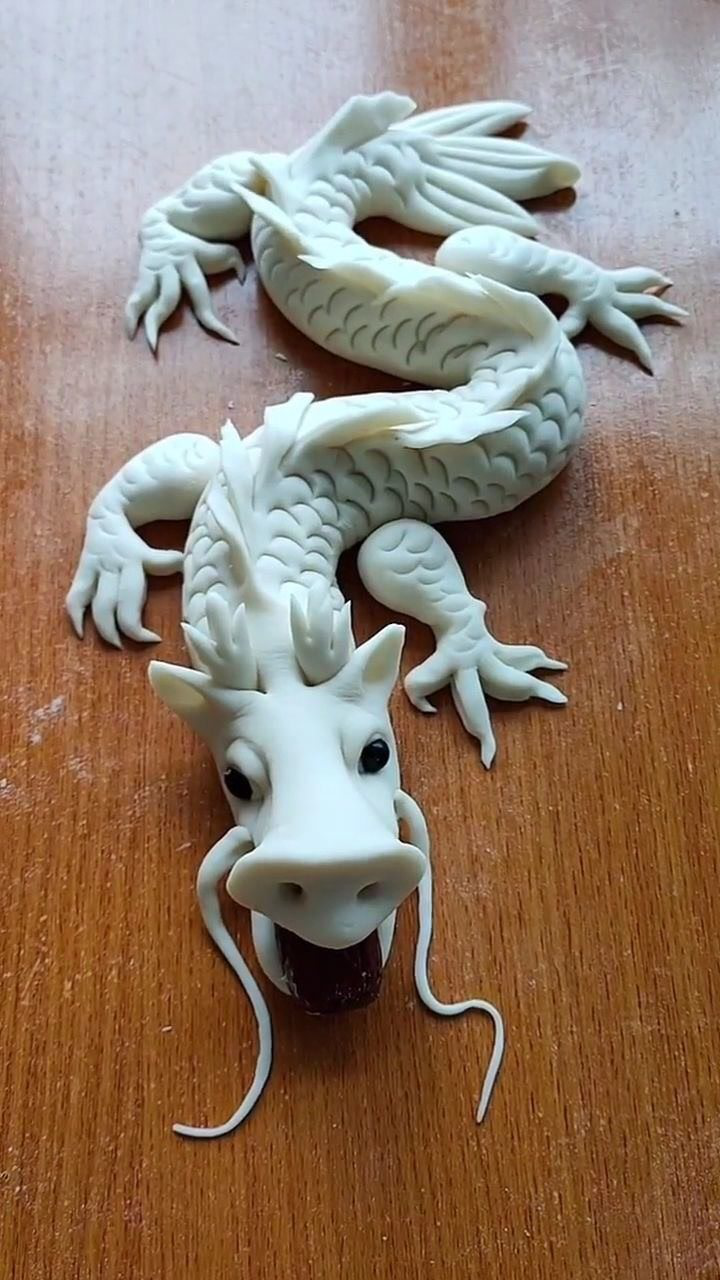 用面捏一个龙我想看看它蒸熟的样子