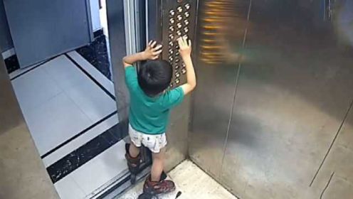 危险！熊孩子按下所有按键还卡电梯门玩坏电梯