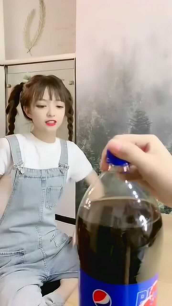 咬米让苓妹出去买可乐结果居然自己坑自己看完你笑了吗