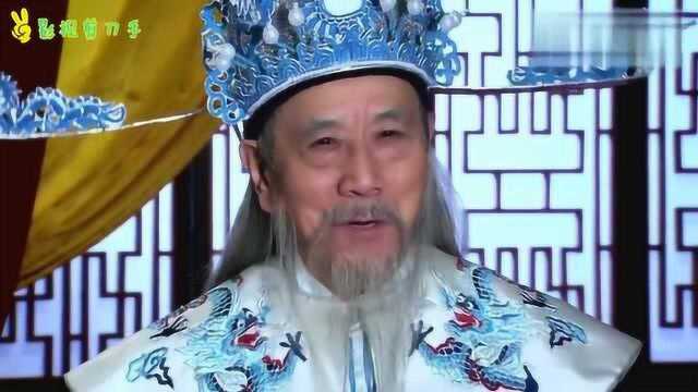 皇上赐给包拯龙虎狗三口铡刀,铡刀如皇上亲临,可以先斩后奏!