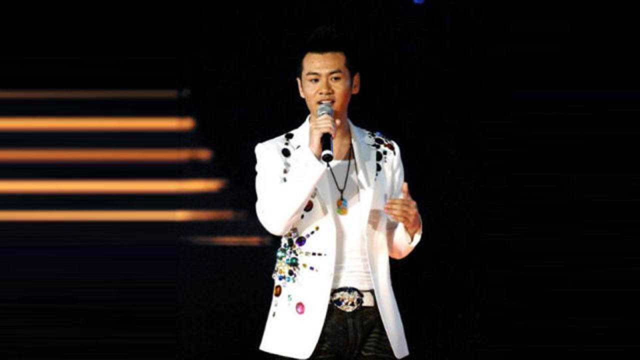 徐子崴演唱《坐上高铁去北京》歌声嘹亮,好听极了!