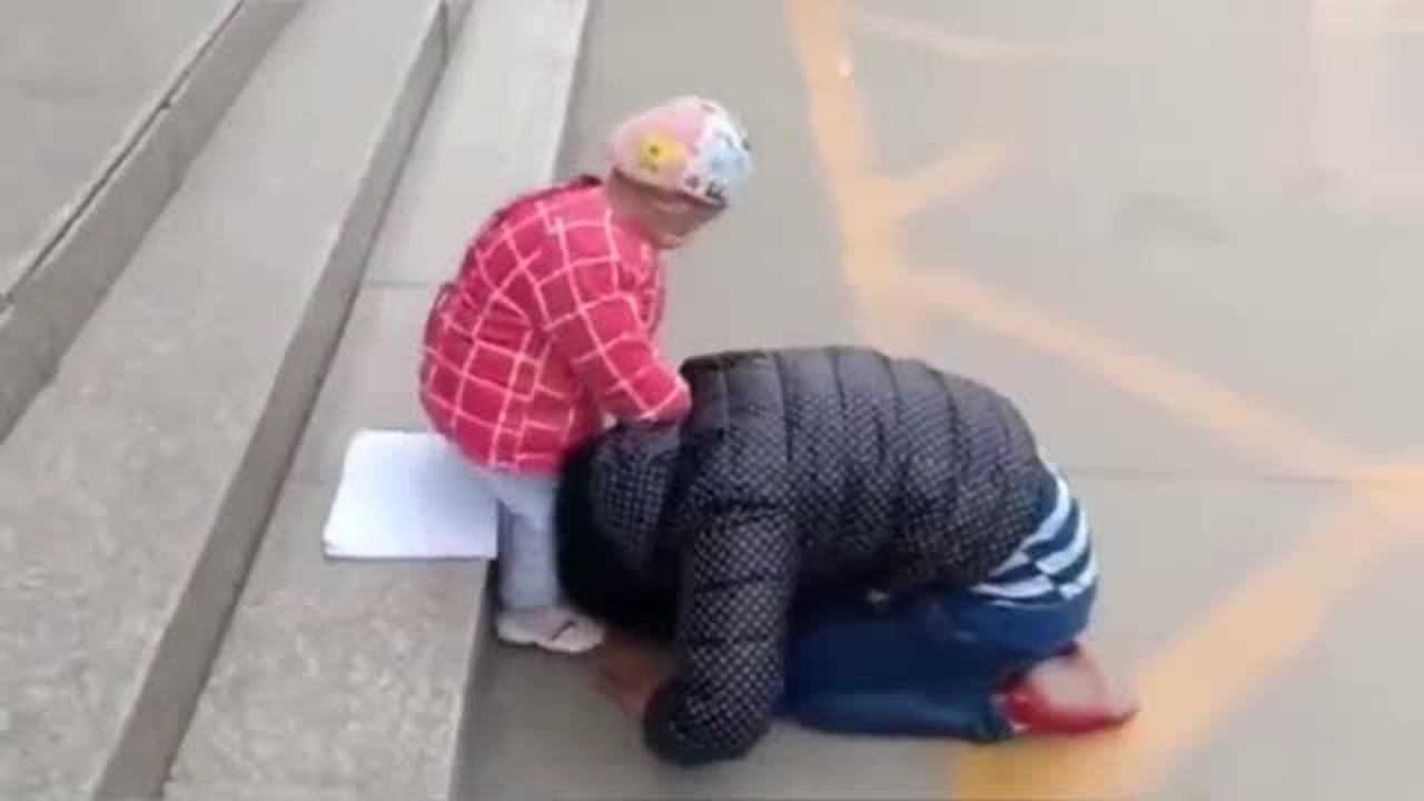 医院外母亲对着重病的孩子下跪磕头,这是什么样的无奈与心酸?