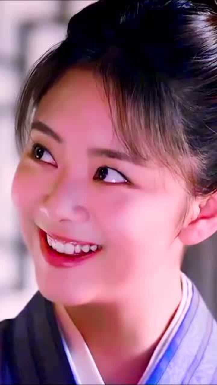 听说会单挑眉的女孩都很酷,谭松韵演活了袁今夏,夏爷这一挑眉太可了!