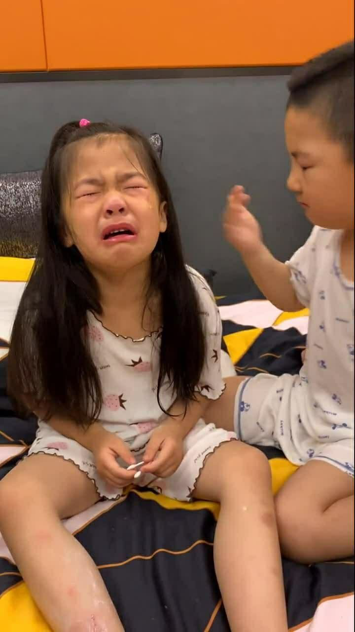 妹妹腿摔伤了看到妹妹哭哥哥心疼的抱着妹妹默默流泪