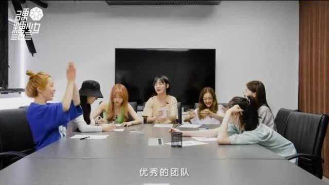 《硬糖少女303》团员抽象派画出心中队长(搞笑)