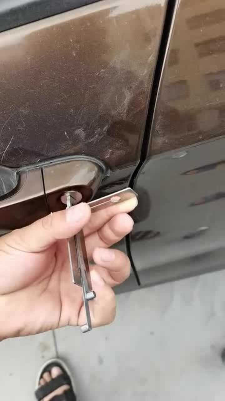 钥匙锁在车里再也不用砸窗户万能钥匙1秒就能开门