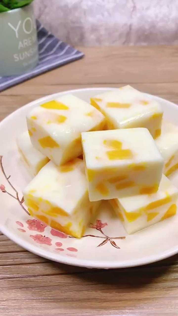 芒果还可以和牛奶这样吃,加上果冻白凉粉,做成冰凉爽口的芒果牛奶冻