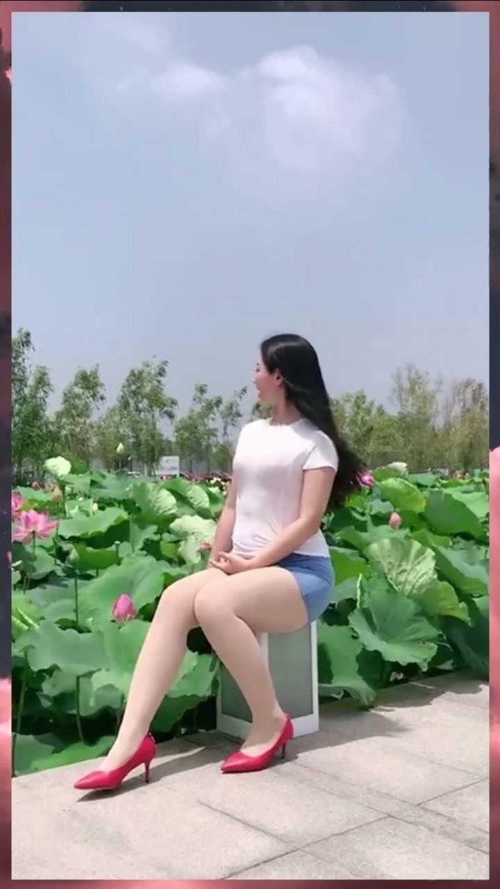 美女微胖的腿部穿上白丝效果挺好,丰腴有致的身材也有魅力